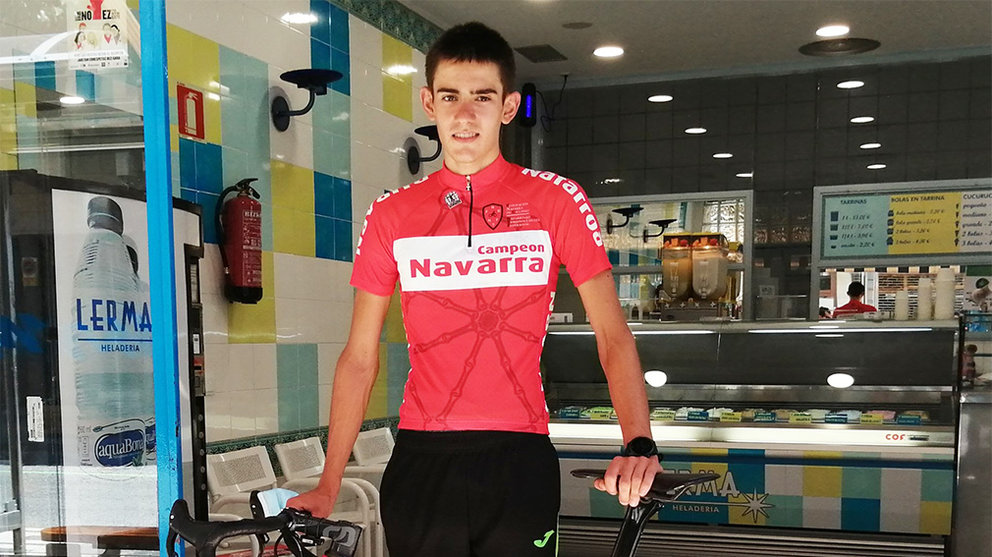Igor Arrieta posa con el maillot de campeón navarro en ruta 2020. @martin_early