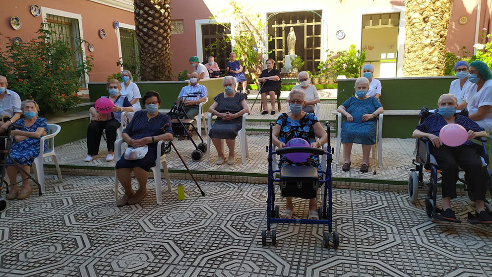 Residencia de ancianos durante el homenaje por la Covid-19. CEDIDA