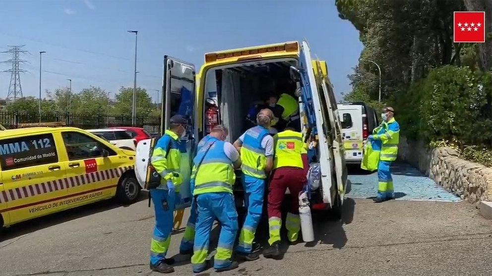 Personal sanitario del SUMMA 112 traslada a la joven herida electrocutada en un recinto deportivo de San Sebastián de los Reyes. EUROPA PRESS