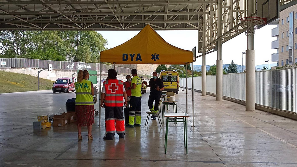 Personal de DYA y Cruz Roja en el barrio pamplonés de Mendillorri, donde se van a realizar pruebas de PCR a los jóvenes de entre 17 y 28 años por un brote de Covid-19. - EUROPA PRESS