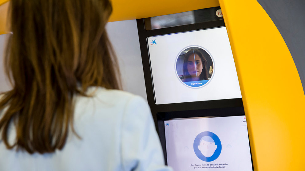 CaixaBank pone en marcha el primer cajero con reconocimiento facial en Navarra. CAIXABANK