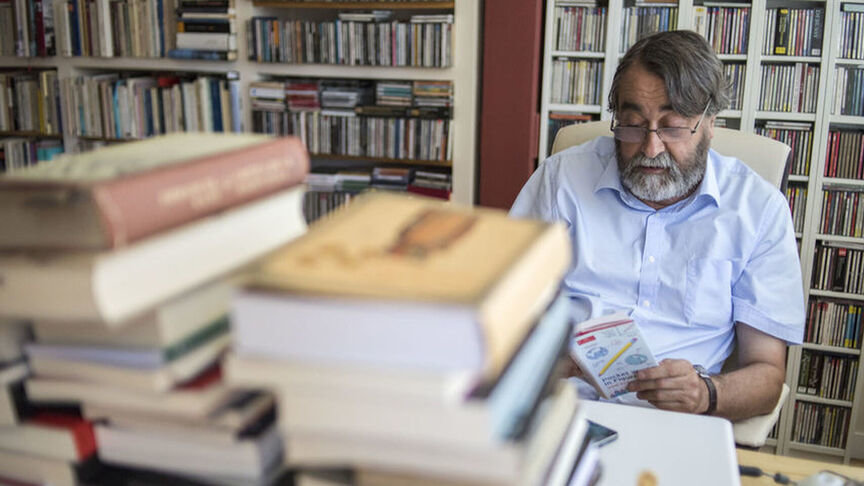 El periodista Pedro Cuartango en su despacho lleno de libros. JORGE BARRENO EL ESPAÑOL.
