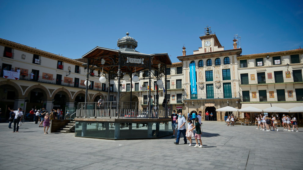 Imagen de la Plaza de los Fueros de Tudela en las no fiestas de Santa Ana en 2020. PABLO LASAOSA