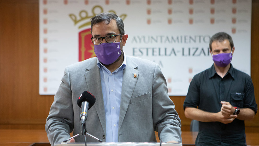 El vicepresidente Remírez en una comparecencia ante los medios en el Ayuntamiento de Estella. ARCHIVO