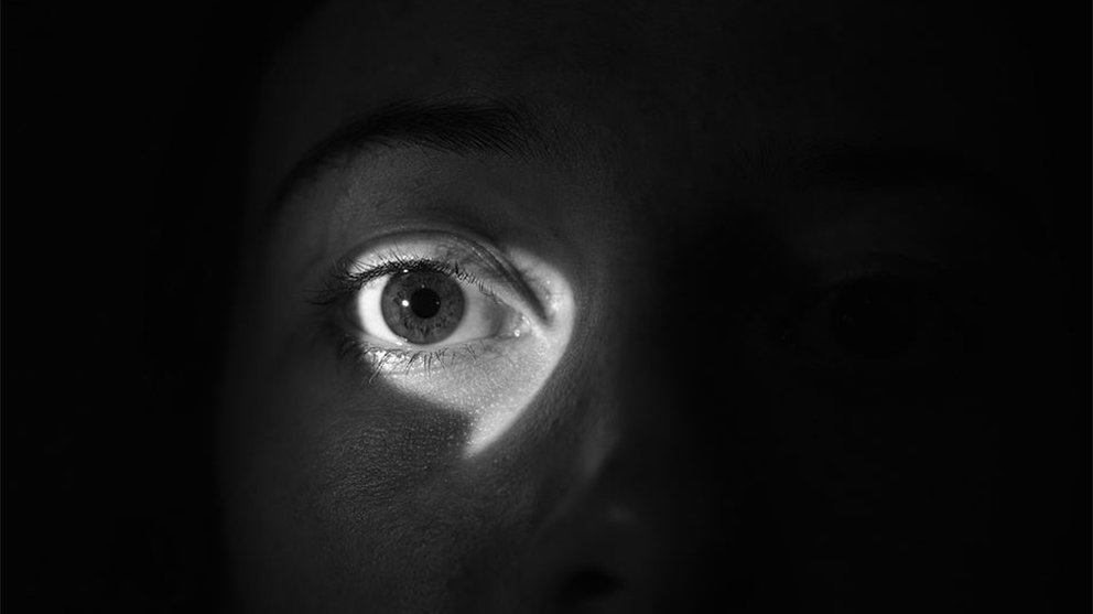 Una persona observa a través de una mirilla ARCHIVO