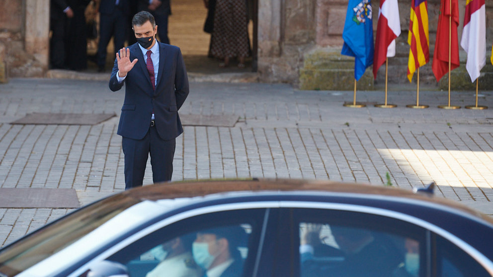 Pedro Sánchez despide al Rey Felipe VI durante la XXI Conferencia de Presidentes celebrada en San Millán de la Cogolla. PABLO LASAOSA