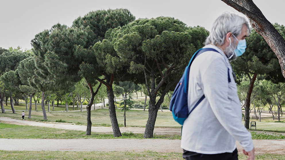 Un hombre con mascarilla pasea protegido por el parque de San Isidro, uno de los parques abiertos en la capital para evitar las aglomeraciones durante la desescalada ante el Covid-19 y donde los paseos y el deporte están permitidos siempre y cuando se cumplan las medidas de seguridad. En Madrid, (España), a 9 de mayo de 2020.

09 MAYO 2020;PARQUES;MADRID;SAN ISIDRO;COVID-19;CORONAVIRUS
  (Foto de ARCHIVO)

9/5/2020