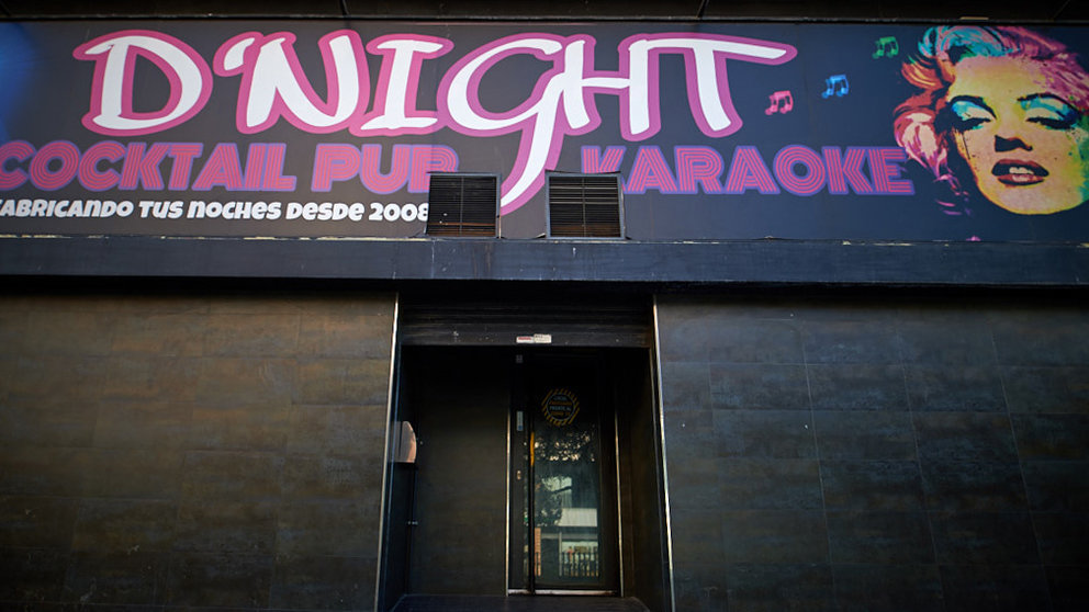 El D'night Karaoke Pub acondiciona el local para mantener la seguridad debido al coronavirus. MIGUEL OSÉS