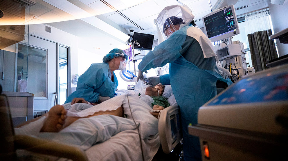 Enfermeras atienden a un paciente con COVID-19 en la unidad de cuidados intensivos del hospital Sharp Grossmont en La Mesa, San Diego, California, EE.UU.. EFE/EPA/ETIENNE LAURENT/Archivo
