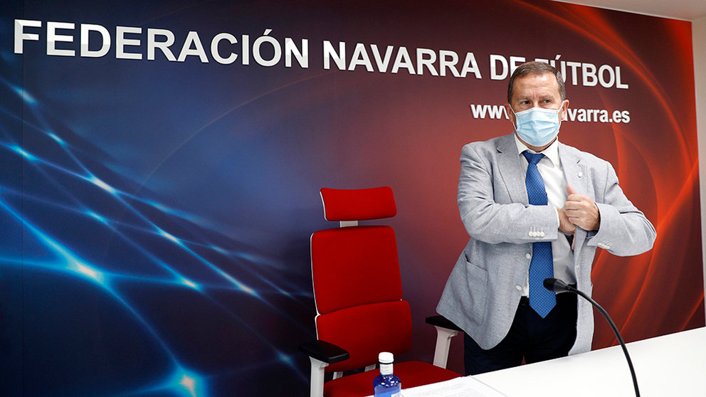 El presidente de la Federación Navarra de Fútbol, Rafa del Amo, momentos antes de dar comienzo la rueda de prens que ha ofrecido este sábado en Pamplona tras la toma de posesión de su cargo. EFE/Villar López.