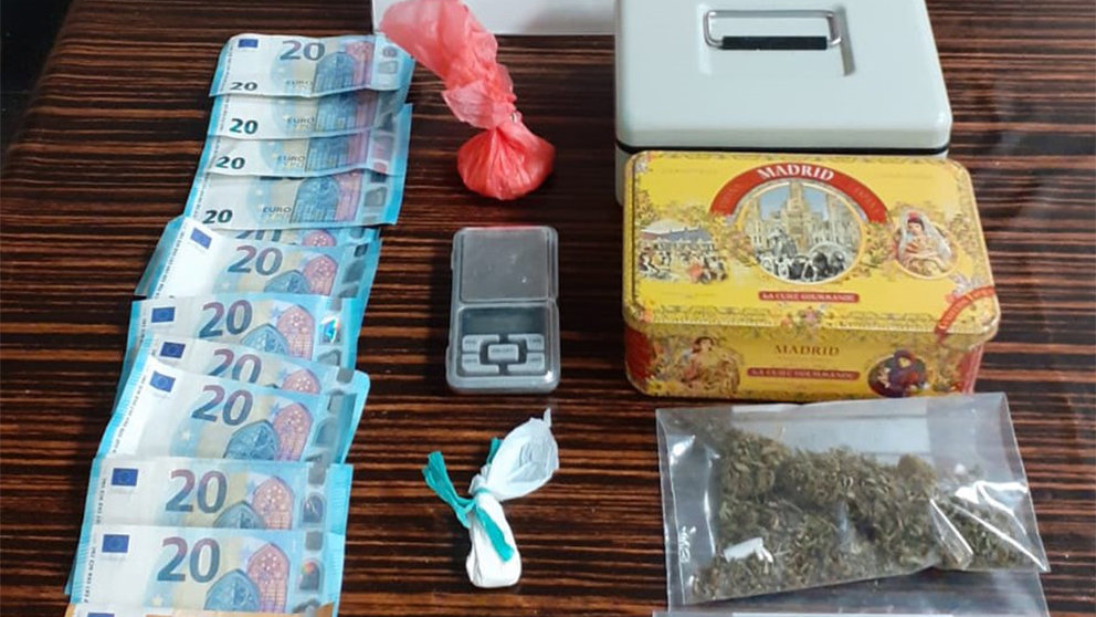 Algunos de los objetos y drogad encautadas durante el registro en Funes. POLICÍA FORAL