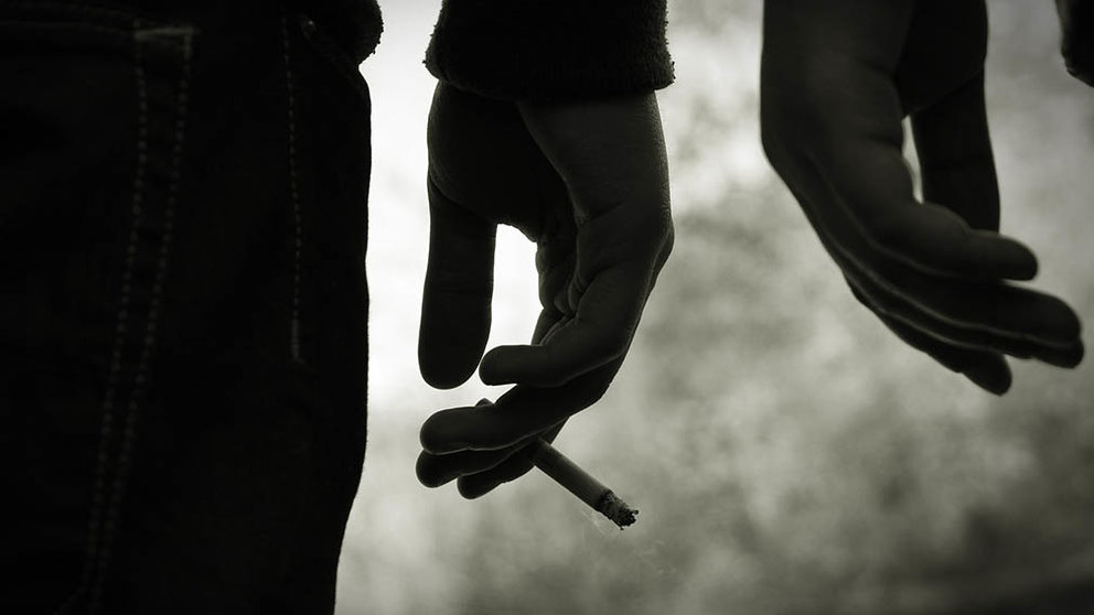 Una persona fuma un cigarrillo de tabaco en la calle en una imagen de archivo. ARCHIVO (2)