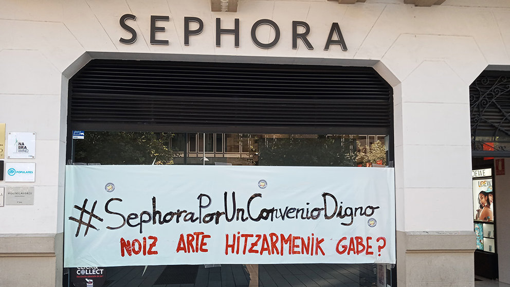 Cartel con el hashtag #SephoraPorUnConvenioDigno, colocado en el escaparate de la tienda de Sephora de Carlos III en Pamplona. CEDIDA