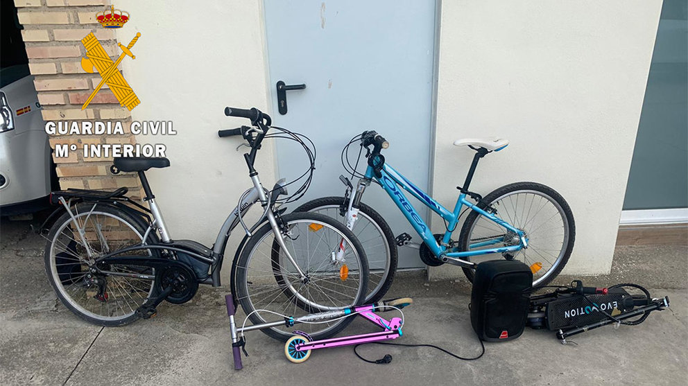 Bicicletas y monopatines eléctricos recuperados en la Operación Sendero, en la que se ha detenido a tres personas por robos en Peralta. GUARDIA CIVIL