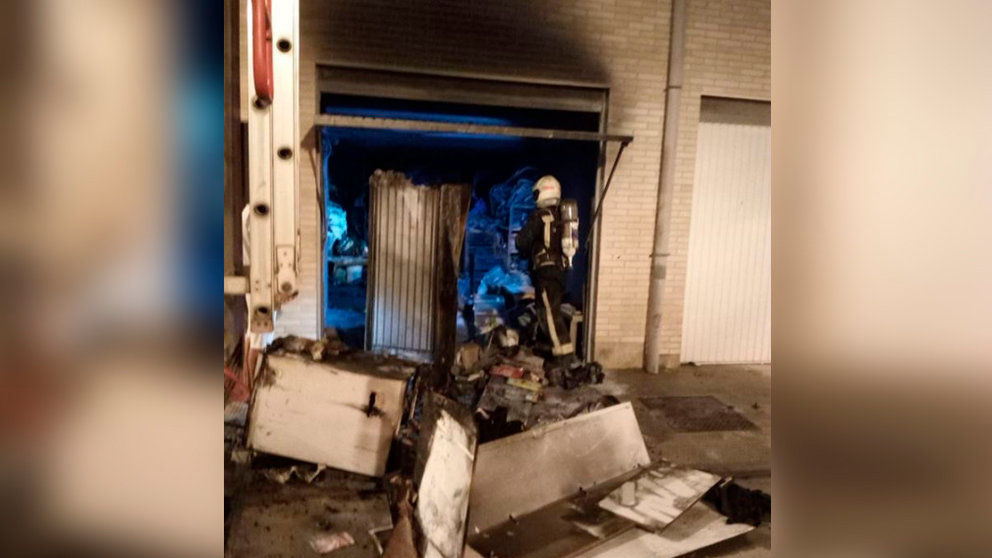 Un bombero inspecciona el garaje calcinado donde hubo un incendio en Villafranca BOMBEROS DE NAVARRA