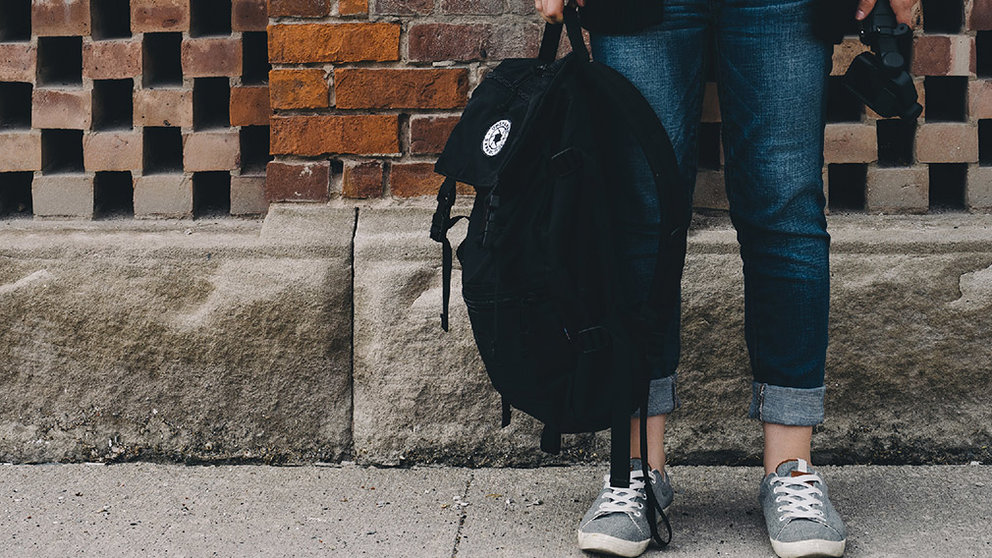 Un niño con una mochila y su calzado para ir al colegio. CEDIDA