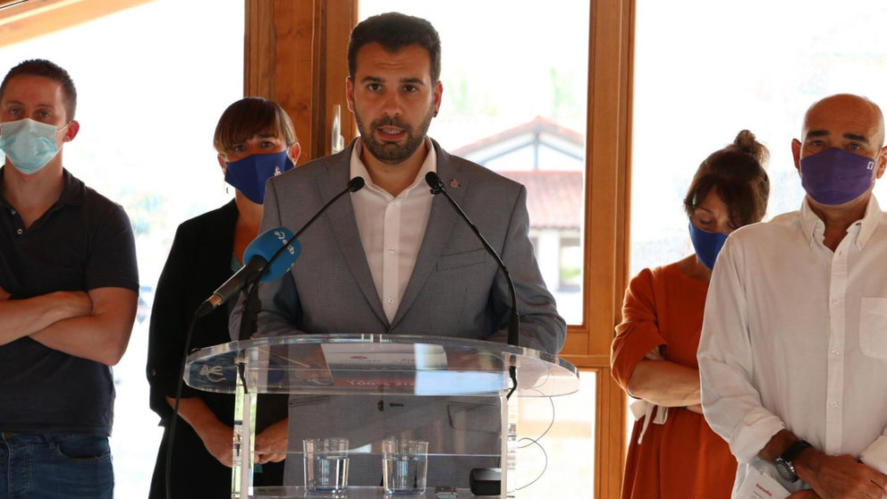 El alcalde de Zizur Mayor, Jon Gondán, durante la rueda de prensa en la que ha anunciado el cese de dos ediles EUROPA PRESS