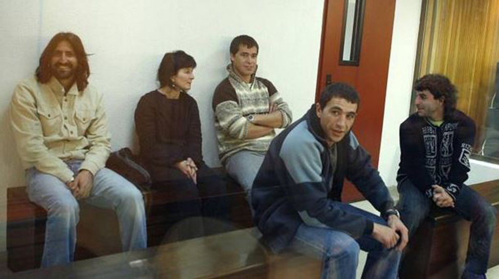 El terrorista Igor González Sola (primero por la izquierda, en la fila de abajo), durante un juicio ARCHIVO