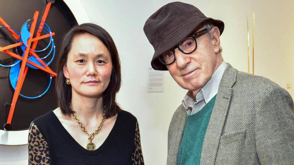 Woody Alllen y su mujer Soon-Yi en una exposición. ARCHIVO