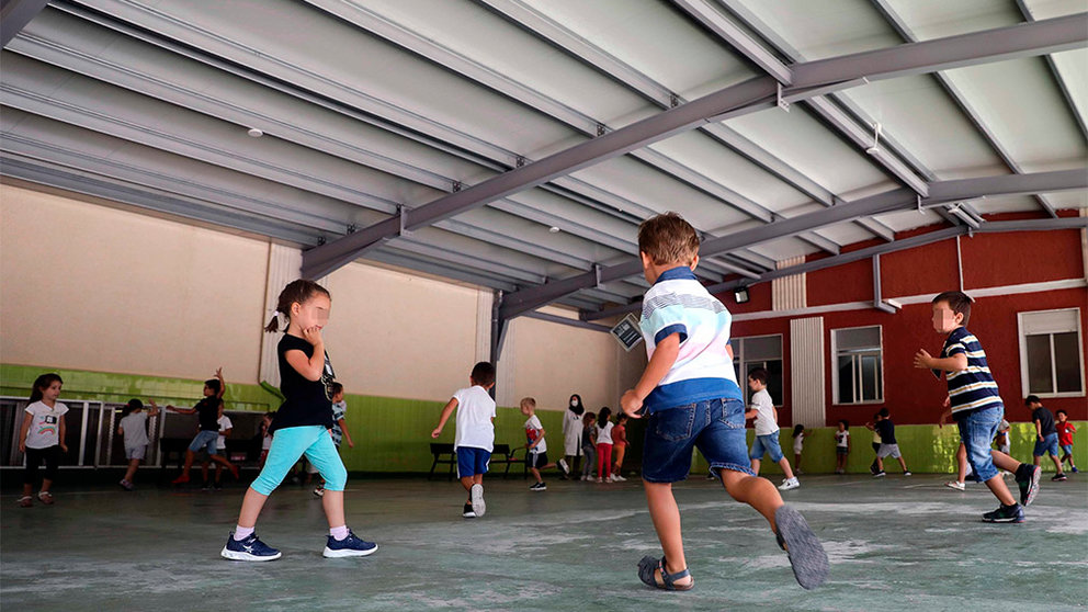 Varios alumnos de infantil del colegio Liceo Hispano de Paterna juegan en el recreo. EFE/Ana Escobar