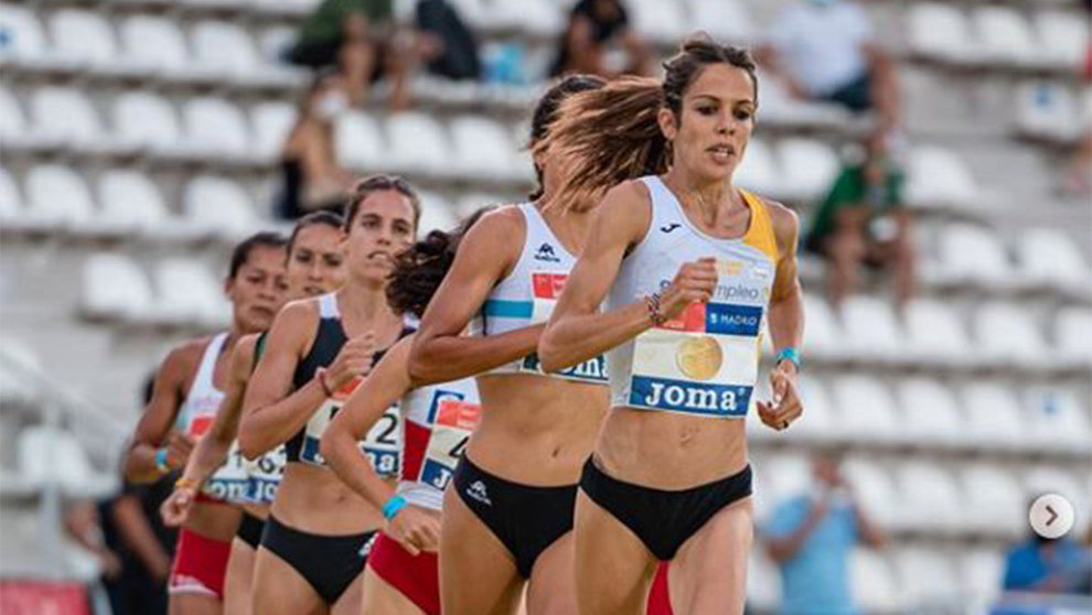 Maitane Melero en cabeza del grupo de atletas en la prueba de 5.000 metros. Instagram.