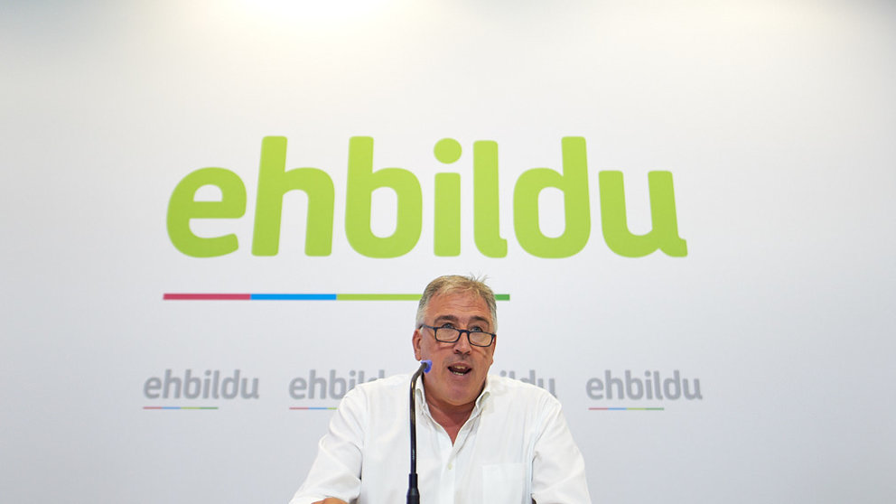 El portavoz de EH Bildu en el Ayuntamiento, Joseba Asiron, ofrece una rueda de prensa para valorar el auto judicial sobre el chupinazo de 2019 y para anunciar la presentación de recursos. MIGUEL OSÉS