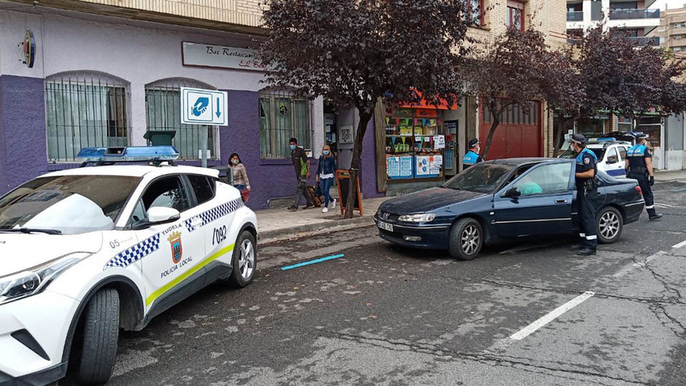 Agentes de la policía local de Tudela en un control en la plaza de la estación de la localidad. CEDIDA (5)