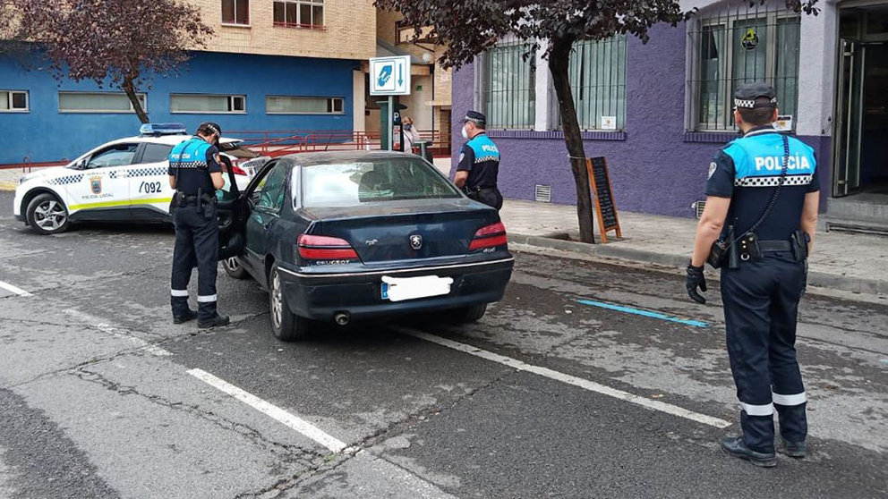 Agentes de la policía local de Tudela en un control en la plaza de la estación de la localidad. CEDIDA (6)