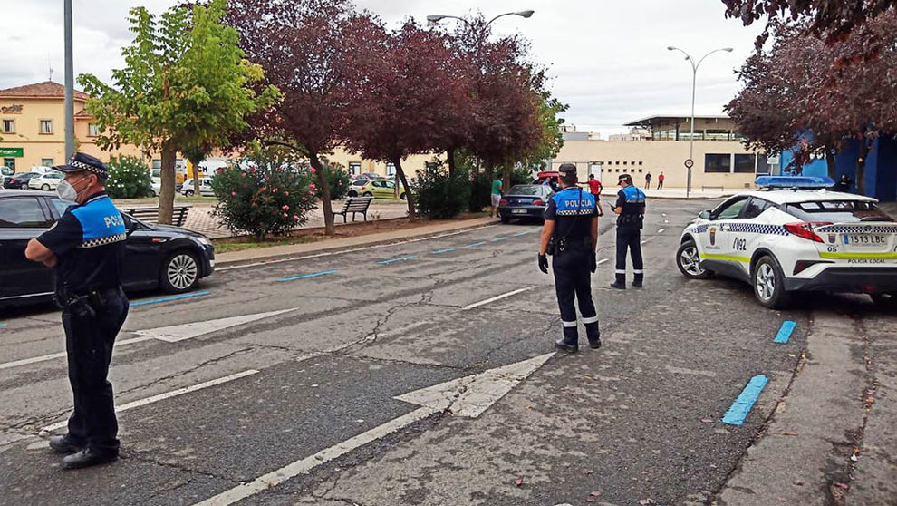 Agentes de la policía local de Tudela en un control en la plaza de la estación de la localidad. CEDIDA (7)