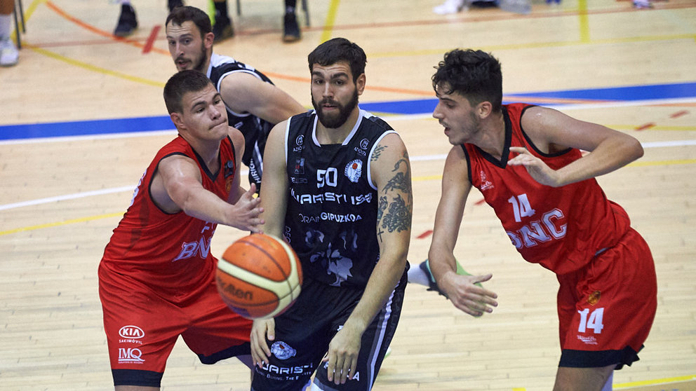 El Basket Navarra se entrenta al Juaristi ISB en el Pabellón Arrosadía de Pamplona. MIGUEL OSÉS