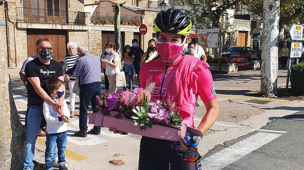 Sonia Elósegui recibe un ramo de flores tras llegar a la meta en Puente la Reina. @SarayAsociación.