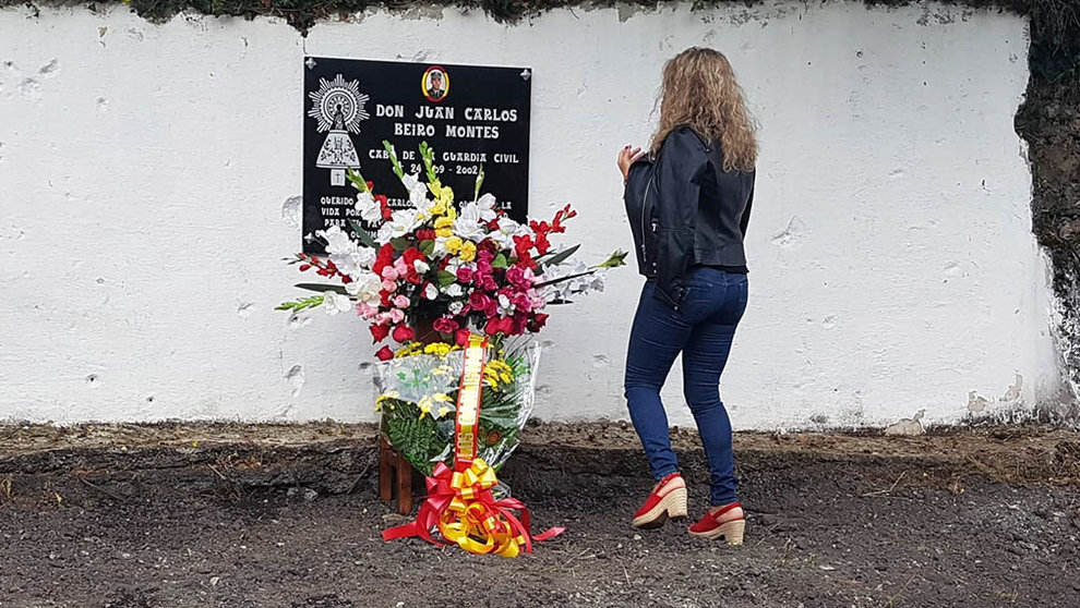 La viuda de Juan Carlos Beiro, Mª José Rama, coloca unas flores en el lugar donde fue asesinado su marido. CEDIDA.