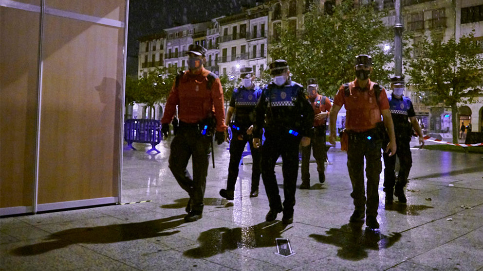 Policía Municipal y Policía Foral, en un dispositivo especial, acuden a desalojar una fiesta en un piso de la Plaza del Castillo. PABLO LASAOSA