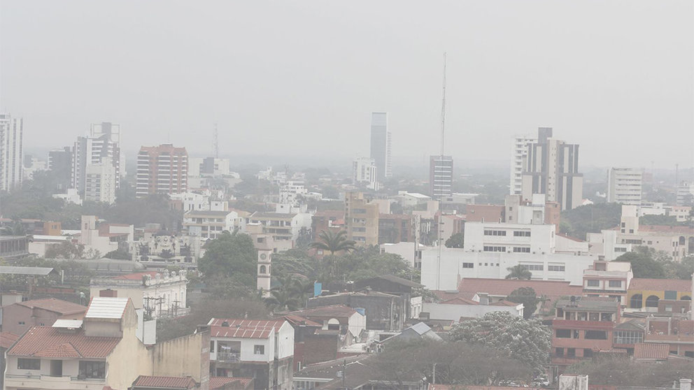 Una nube de humo procedente de varios incendios se observa en Santa Cruz, Bolivia. JUAN CARLOS TORREJÓN / EFE