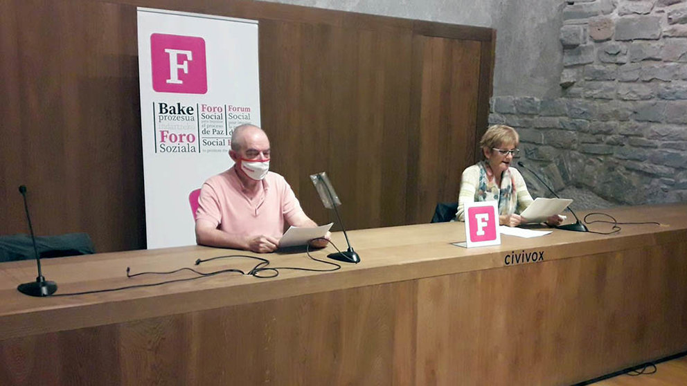 Teresa Fagoaga y Txemi Pérez, representantes del Foro Social Permamente, en una rueda de prensa este 26 de septiembre de 2020 en Pamplona. - EUROPA PRESS