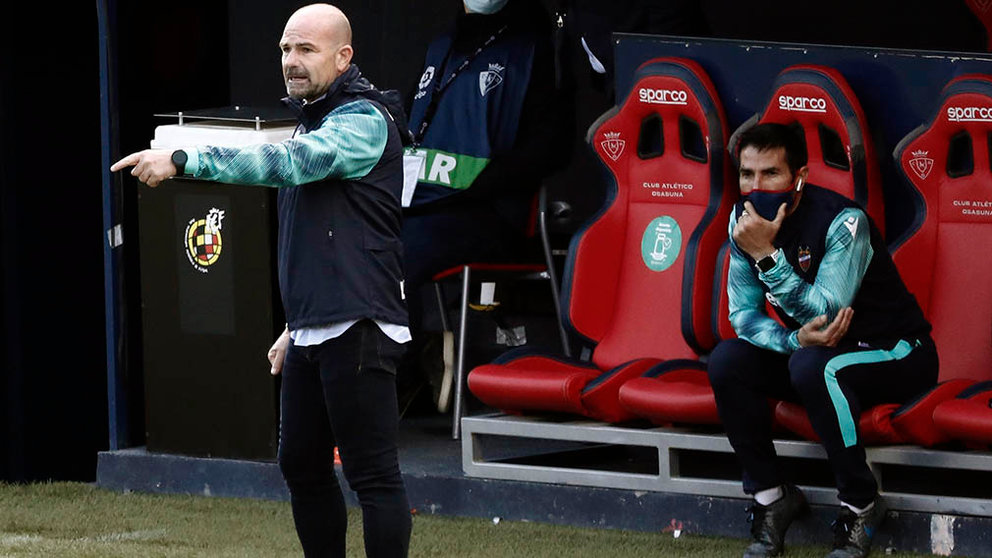 El entrenador del Levante, Paco López, sigue desde la banda el juego de su equipo ante Osasuna, durante el partido de Primera División que han disputado este domingo ambos equipos en el estadio de El Sadar. EFE/Jesús Diges