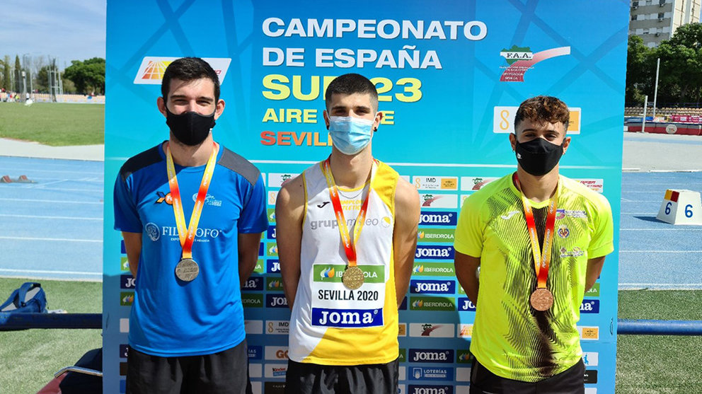 Asier Martínez en el centro de la imagen con la medalla de oro al cuello. @atletismoRFEA.