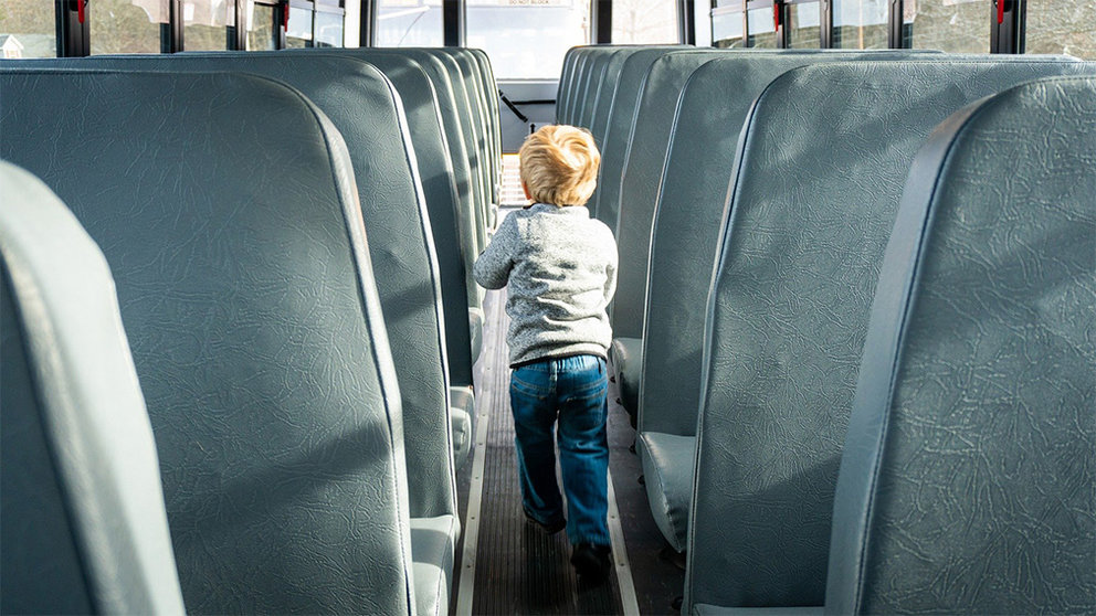 Imagen de archivo de un niño andando por el pasillo de un autobús