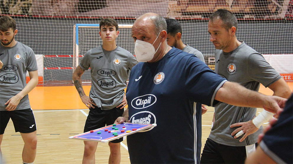 José Lucas Mena 'Pato'; hablando con sus jugadores del Ribera Navarra en un entrenamiento. Cedida.