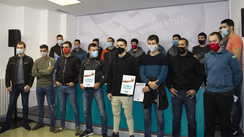 Los pelotaris de la empresa Baiko Pilota en la rueda de prensa donde anuncian jornadas de huelga. Foto ELA.