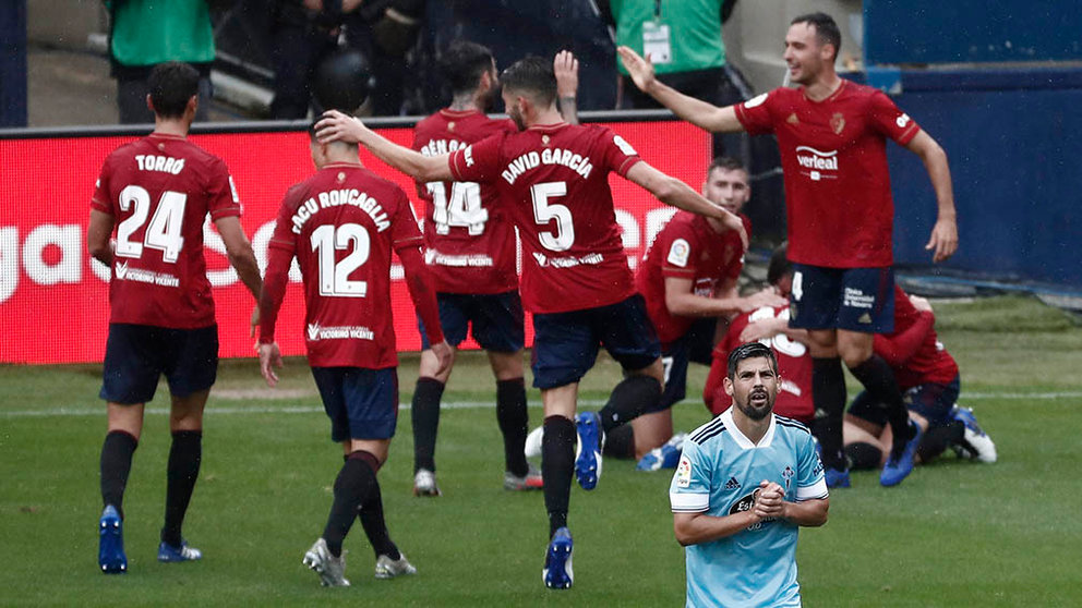 El jugador de Osasuna Calleri celebra con sus compañeros el gol conseguido ante el Celta durante el partido que han disputado ambos equipos este mediodía en el Estadio de El Sadar correspondiente a la quinta jornada de la Liga Santander. EFE/Jesús Diges