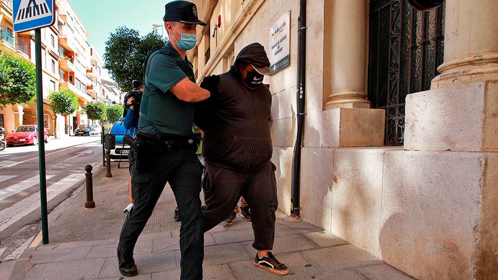 Un agente de la Guardia Civil traslada al Juzgado de Instrucción número 1 de Ontinyent, en Valencia, a uno de los detenidos por su supuesta participación en una violación grupal a una menor de 14 años en la localidad valenciana de l&#39;Olleria que se produjo el pasado sábado. EFE/Natxo Francés