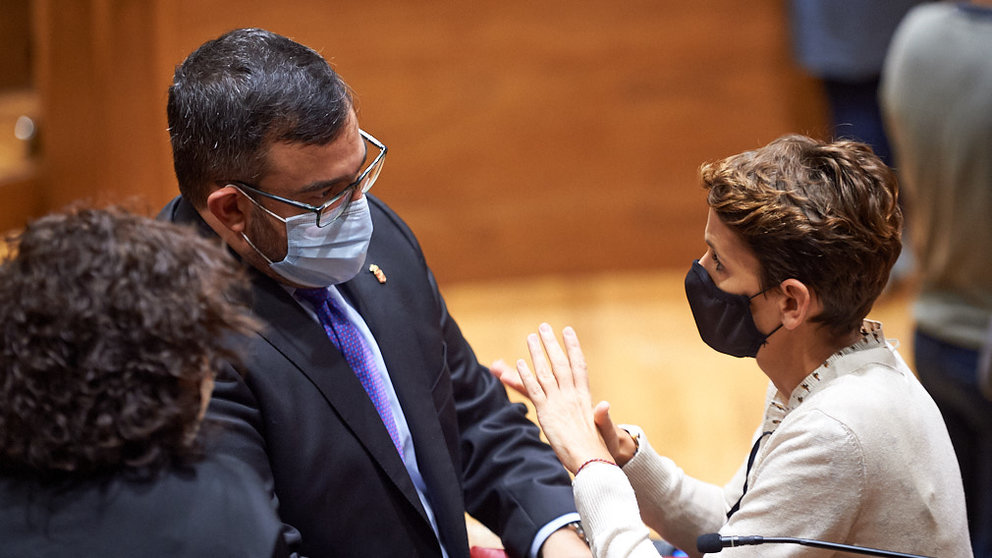 La presidenta del gobierno de navarra María Chivite habla con el vicepresidente del gobierno Javier Remirez durante el pleno del parlamento.  MIGUEL OSÉS