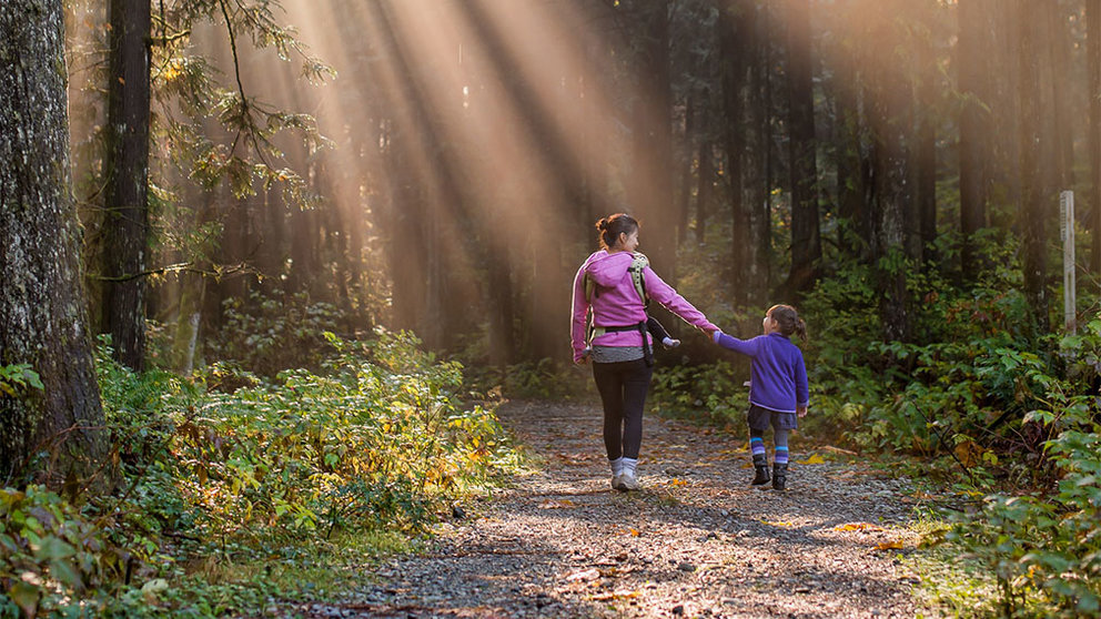 Una madre paseando con su hija por el bosque. ARCHIVO