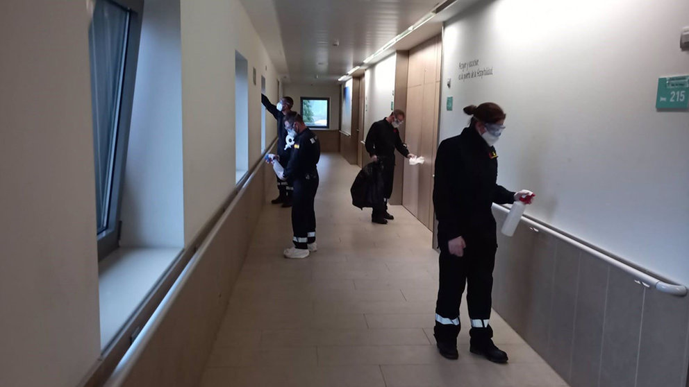 Militares de la Unidad Militar de Emergencias (UME) en la desinfección del centro hospitalario Benito Menni en Elizondo (Navarra) - MINISTERIO DE DEFENSA