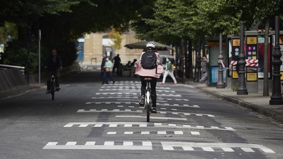 Una persona monta en bicicleta en Pamplona. EUROPA PRESS (Eduardo Sanz)