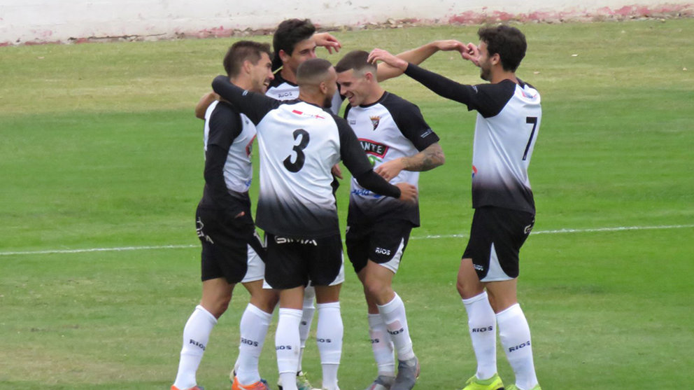 Los jugadores del Tudelano celebran un gol en su estadio. Foto CD Tudelano.