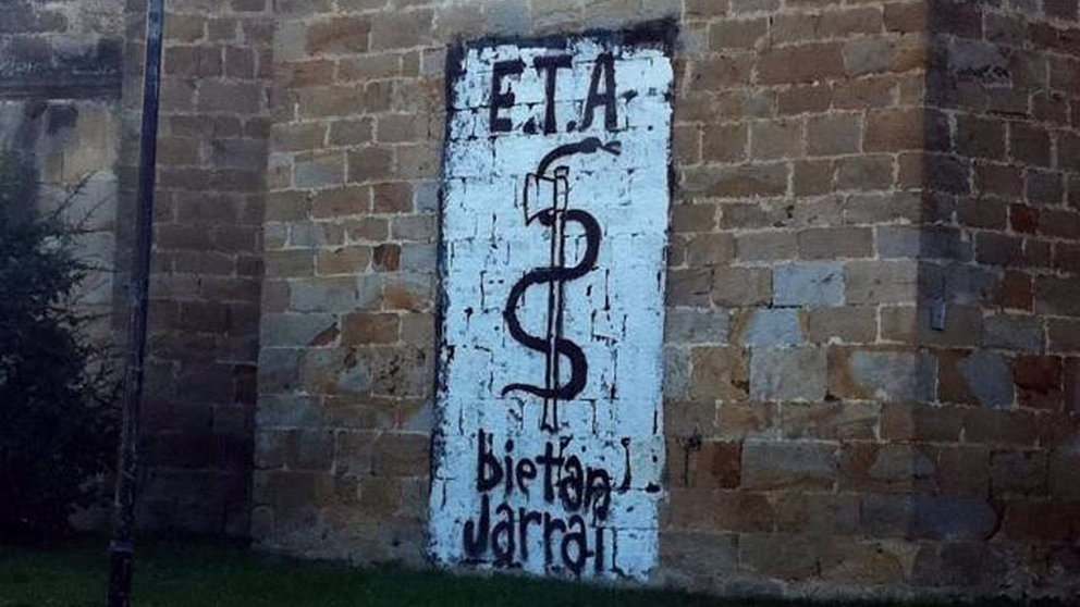 Pintada a favor de ETA en la fachada de la iglesia de Arbizu en Navarra. ARCHIVO