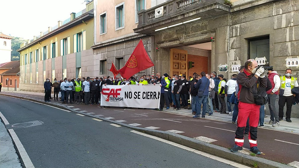 Concentración en la sede del grupo CAF en Beasain para protestar por el cierre de Trenasa en Castejón. CCOO
