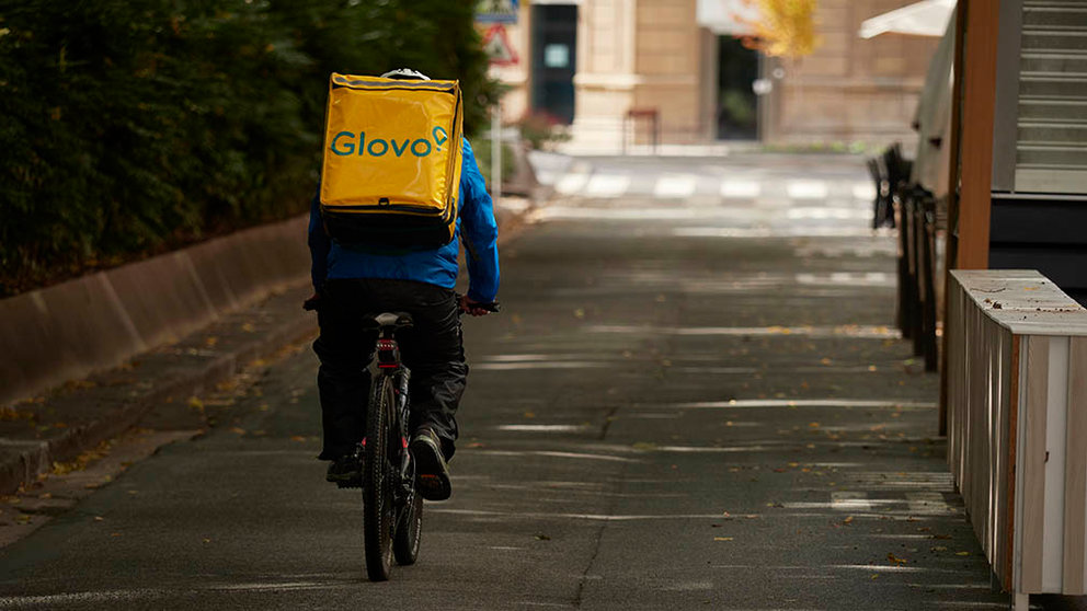 Un repartidor de Glovo circula por una calle de Pamplona. Eduardo Sanz / Europa Press